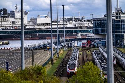Fl?ssigerdgasterminal, LNG-Terminal im Hafen von Sassnitz-Mukran auf der Insel R?gen, Regasifizierungs Schiff Energos Po-stock-foto