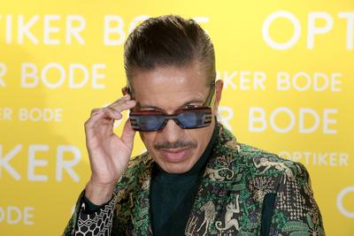 Elegant, stylisch, authentisch - der schillernde Stylist, Choreograph und Model Jorge Gonzalez hat auf der Hausmesse von-stock-foto