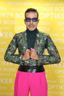 Elegant, stylisch, authentisch - der schillernde Stylist, Choreograph und Model Jorge Gonzalez hat auf der Hausmesse von-stock-foto