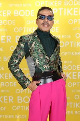 Elegant, stylisch, authentisch - der schillernde Stylist, Choreograph und Model Jorge Gonzalez hat auf der Hausmesse von-stock-foto