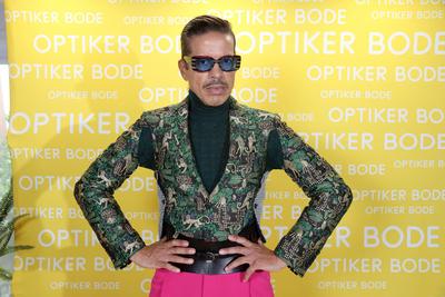 Elegant, stylisch, authentisch - der schillernde Stylist, Choreograph und Model Jorge Gonzalez hat auf der Hausmesse von-stock-foto