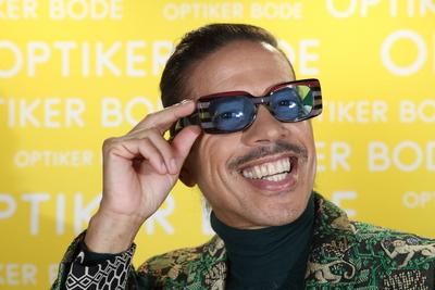 Elegant, stylisch, authentisch - der schillernde Stylist, Choreograph und Model Jorge Gonzalez hat auf der Hausmesse von-stock-foto