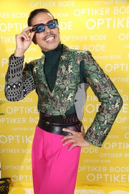 Elegant, stylisch, authentisch - der schillernde Stylist, Choreograph und Model Jorge Gonzalez hat auf der Hausmesse von-stock-foto