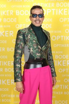 Elegant, stylisch, authentisch - der schillernde Stylist, Choreograph und Model Jorge Gonzalez hat auf der Hausmesse von-stock-foto