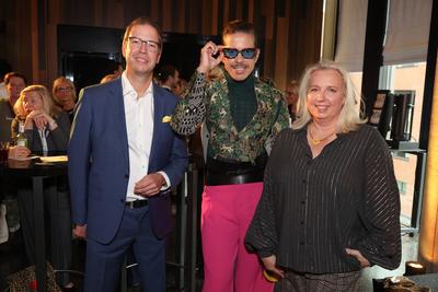 Carsten und Sybille Bode mit Jorge Gonzalez. Elegant, stylisch, authentisch - der schillernde Stylist, Choreograph und M-stock-foto