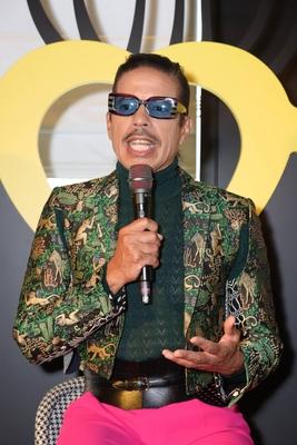 Elegant, stylisch, authentisch - der schillernde Stylist, Choreograph und Model Jorge Gonzalez hat auf der Hausmesse von-stock-foto