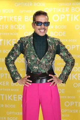 Elegant, stylisch, authentisch - der schillernde Stylist, Choreograph und Model Jorge Gonzalez hat auf der Hausmesse von-stock-foto