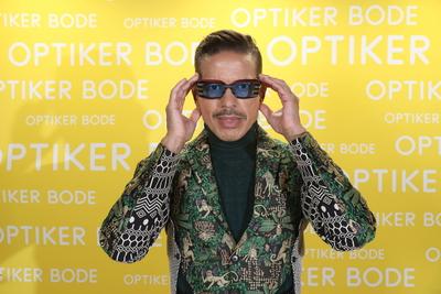 Elegant, stylisch, authentisch - der schillernde Stylist, Choreograph und Model Jorge Gonzalez hat auf der Hausmesse von-stock-foto