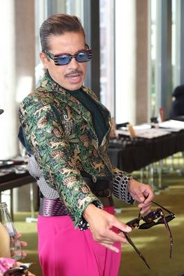 Elegant, stylisch, authentisch - der schillernde Stylist, Choreograph und Model Jorge Gonzalez hat auf der Hausmesse von-stock-foto