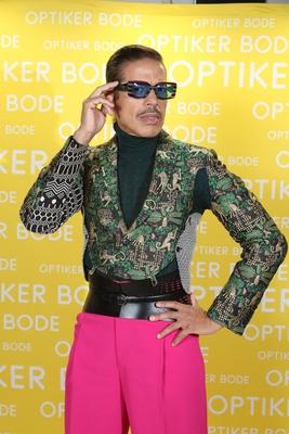 Elegant, stylisch, authentisch - der schillernde Stylist, Choreograph und Model Jorge Gonzalez hat auf der Hausmesse von-stock-foto