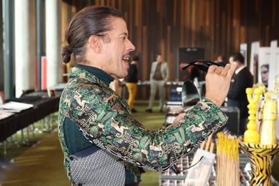 Elegant, stylisch, authentisch - der schillernde Stylist, Choreograph und Model Jorge Gonzalez hat auf der Hausmesse von-stock-foto