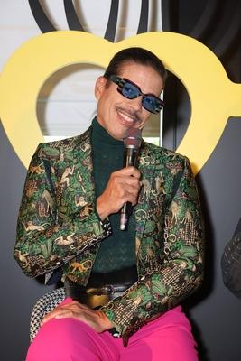 Elegant, stylisch, authentisch - der schillernde Stylist, Choreograph und Model Jorge Gonzalez hat auf der Hausmesse von-stock-foto