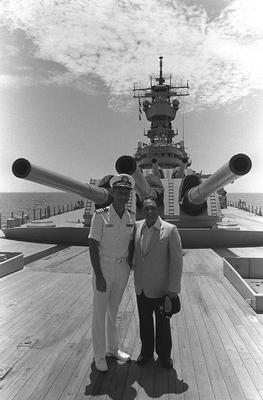 RECORD DATE NOT STATED President Jose Napoleon Duarte of El Salvador stands on the forecastle of the battleship USS IOWA-stock-foto
