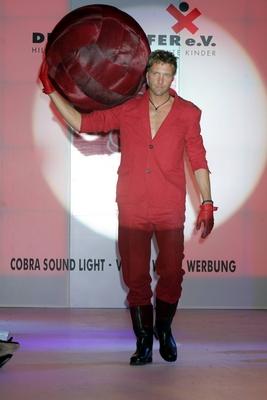 Event Prominent 2007 Patrik Fichte Charityveranstaltung : Event Prominent 2007 mit Prominenten Models auf dem Laufsteg i-stock-foto