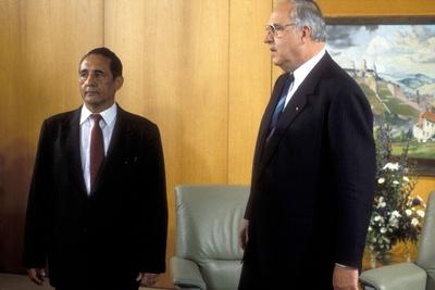 Bildnummer: 52195678  Datum: 23.06.1987  Copyright: imago/Sven SimonPr?sident Jose Napoleon Duarte Fuentes (ESA/PDC) und Bundeskanzler Helmut Kohl (re., GER/CDU) anl?sslich eines Treffens in Bonn, Personen; 1987, El Salvador,  Politiker,  Pressetermin, Staatspr?sident, premiumd, Bundesregierung; , quer, Kbdia, Gruppenbild, Internationale Politik, Politik, Randbild, People; Aufnahmedatum gesch?tzt-stock-foto