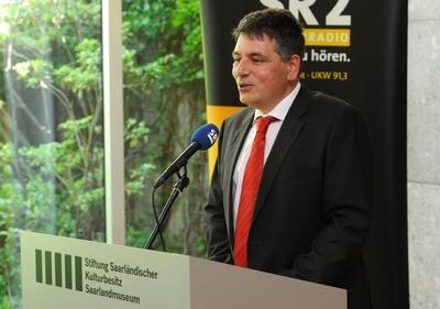 Der Autor Marcel Beyer h?lt am Mittwoch (24.06.2015) in der Modernen Galerie in Saarbr?cken die Rede an die Abiturienti-stock-foto