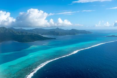 Luftaufnahme der Insel Tahaa, Franz?sisch-Polynesien, mit t?rkisfarbener Lagune und Riff-stock-foto