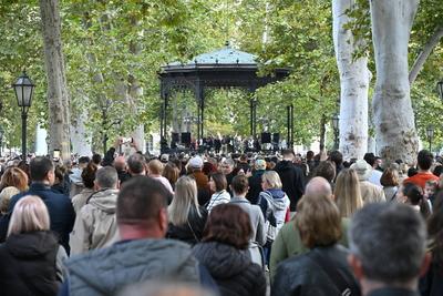 Zagreb, Croatia, 121025. On the occasion of the death of the singer Halid Beslic, a gathering of citizens singing his songs was held in his honor in Zrinjevac. Photo: Vanesa Pandzic / CROPIX Zagreb Hrvatska Copyright: xxVanesaxPandzicx zagreb_beslic13-121025-stock-foto