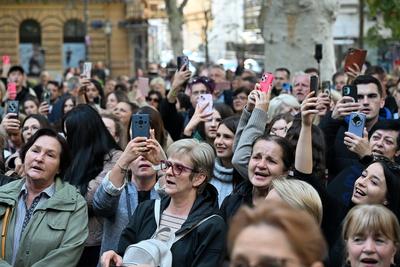 Zagreb, Croatia, 121025. On the occasion of the death of the singer Halid Beslic, a gathering of citizens singing his songs was held in his honor in Zrinjevac. Photo: Vanesa Pandzic / CROPIX Zagreb Hrvatska Copyright: xxVanesaxPandzicx zagreb_beslic16-121025-stock-foto