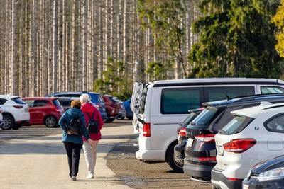 13.10.2025 Auf einem Parkplatz an Deutschlands ?ltester Talsperre, dem Oderteich im Nationalpark Harz im Landkreis Gosla-stock-foto