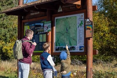 13.10.2025 Auf einem Parkplatz an Deutschlands ?ltester Talsperre, dem Oderteich im Nationalpark Harz im Landkreis Gosla-stock-foto