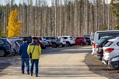 13.10.2025 Auf einem Parkplatz an Deutschlands ?ltester Talsperre, dem Oderteich im Nationalpark Harz im Landkreis Gosla-stock-foto