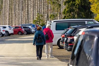 13.10.2025 Auf einem Parkplatz an Deutschlands ?ltester Talsperre, dem Oderteich im Nationalpark Harz im Landkreis Gosla-stock-foto