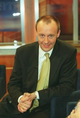 Bildnummer: 56906350  Datum: 18.10.2000  Copyright: imago/teutopressFriedrich Merz (CDU-Politiker) 10/00 her Mann CDU Fraktionsvorsitzender Fraktion Vorsitz Politiker Politik Partei kurzhaarig seri?s Jackett Krawatte Hemd sitzend auf Knie aufst?tzend H?nde verschr?nkt l?chelnd halb hoch Talkshow Show Fernsehshow Fernsehsender Sender Studio Dekoration Kulisse Fernsehstudio Gast Fototermin J.B.K. Show ZDF am 18.10.2000 in Hamburg Farbnegativ People x0x xkg 2000 hoch  56906350 Date 18 10 2000 Copyright Imago  Friedrich Merz CDU Politicians 10 00 her Man CDU Group Chairman Group Chair Politicians politics Party short seriously Jacket Tie Shirt seated on Knee aufst?tzend Hands folded smiling half vertical Talk show Show TV Television stations Stations Studio Decoration Backdrop Television Guest Photo call J B K Show ZDF at 18 10 2000 in Hamburg Color negative Celebrities x0x xkg 2000 vertical-stock-foto