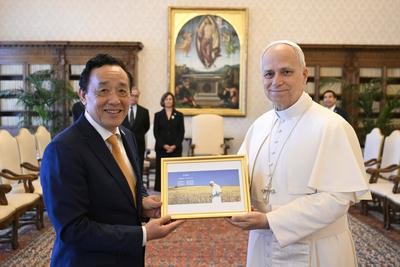 ITALY-VATICAN POPEPOPE LEO XIV RECEIVES IN PRIVATE AUDIENCE DR.QU DONGYU,DIRECTOR-GENERAL OF THE FOOD AND AGRICULTURE ORGANIZATION OF THE UNITED NATIONS (FAO)-stock-foto