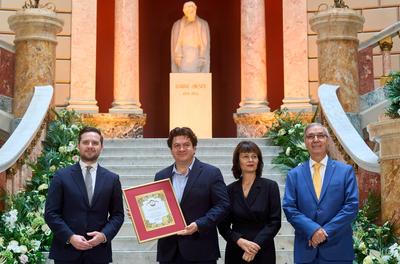 Conductor Cristian Macelaru Receives Honorary Citizenship of Bucharest, Romania-stock-foto