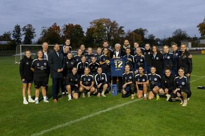 Beim Trainingsbesuch der 1. Frauenmannschaft des SC Andernach informiert sich Bundespr?sident Frank-Walter Steinmeier un-stock-foto