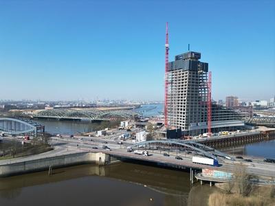 Elbtower an den Elbbr?cken, Hamburg 21.3.2025 Norderelbe, Oberhafenkanal, Oberhafenkanalbr?cke, Elb Tower, Hochhaus, Sch-stock-foto