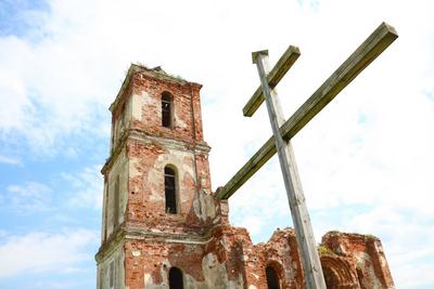 Old ruined red brick church. The consequences of the war. Old ruined red brick church. The consequences of the war Copyr-stock-foto