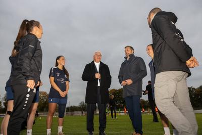 Beim Trainingsbesuch der 1. Frauenmannschaft des SC Andernach informiert sich Bundespr?sident Frank-Walter Steinmeier un-stock-foto