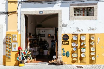Shop selling typical Alentejo artisan products in the old town of Evora Evora, Portugal - June 30, 2022: Shop selling ty-stock-foto