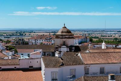 Cityscape of Evora with typical houses painted in white and ceramic tiled roofs Cityscape of Evora with typical houses p-stock-foto