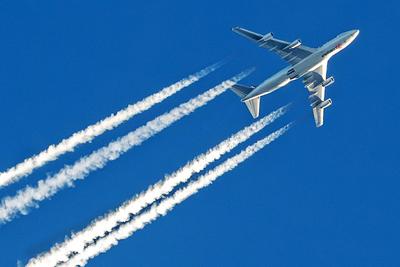 Boeing 747 zieht Kondensstreifen ?ber den blauen Himmel, Frachtflugzeug, M?nchen, November 2024-stock-foto