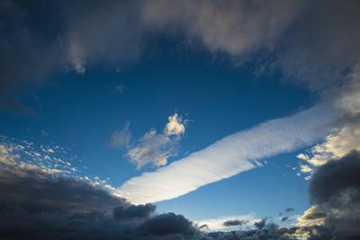 Con Trail,United States,Contails above the North Cascades National Park, a wide strip of condensation through a blue sky.-stock-foto