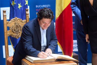 Conductor Cristian Macelaru Receives Honorary Citizenship of Bucharest, Romania-stock-foto