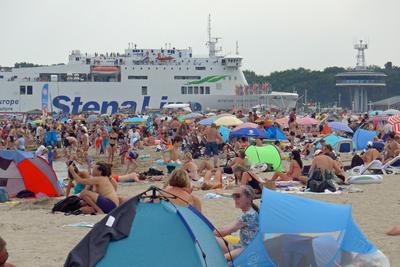 Der Kurstrand des Ostseebads L?beck-Travem?nde (Schleswig-Holstein), hier beim Einlaufen der F?hre Stena Horizon in die-stock-foto