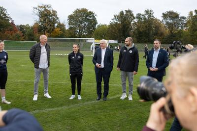 Beim Trainingsbesuch der 1. Frauenmannschaft des SC Andernach informiert sich Bundespr?sident Frank-Walter Steinmeier un-stock-foto