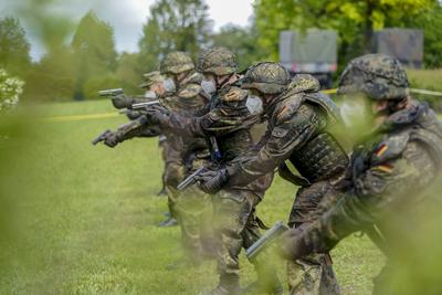 ABC-Abwehrbataillon - Verteidigungsministerin besucht ersten Freiwillig Wehrdienstleistenden im Heimatschutz in der Gru-stock-foto