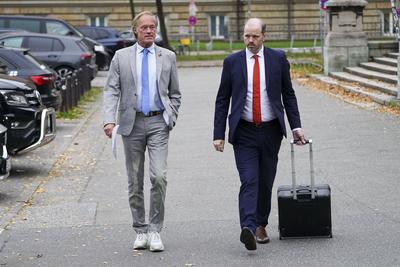 cntv Gerhard Delling TV Moderator mit Rechtsanwalt David Rieks auf dem Weg ins Gericht Block Prozess Am heutigen Prozesstag im Prozess um die angebliche Entf?hrung der Block Kinder kamen die beteiligten Angeklagten zeitlich und raeumlich voneinenader getrennt am Gericht an Hamburg 15.10.2025 Zuerst kam Stefan Hensel, dananch Christina Block mit ihrem Anwalt, Etws sp?ter betrat Gehrard Delling mit seinem Anwalt das Gericht. Zuletzt kam dann der Anwalt von Stefan Hensel. Gerhard Delling TV Moderator mit Rechtsanwalt David Rieks Christina Block Unternehmerin mit ihren Verteidiger Ingo Bott und ihre Verteidigerin Paula Wlodarek Ein Verfahrensbeteiligter kam wie zu jeder Verhandlung v?llig vermummt an. Stephan Hensel Ex-Ehemann und Vate-stock-foto