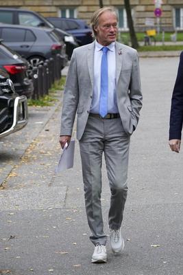 cntv Gerhard Delling TV Moderator auf dem Weg ins Gericht Block Prozess Am heutigen Prozesstag im Prozess um die angebliche Entf?hrung der Block Kinder kamen die beteiligten Angeklagten zeitlich und raeumlich voneinenader getrennt am Gericht an Hamburg 15.10.2025 Zuerst kam Stefan Hensel, dananch Christina Block mit ihrem Anwalt, Etws sp?ter betrat Gehrard Delling mit seinem Anwalt das Gericht. Zuletzt kam dann der Anwalt von Stefan Hensel. Gerhard Delling TV Moderator mit Rechtsanwalt David Rieks Christina Block Unternehmerin mit ihren Verteidiger Ingo Bott und ihre Verteidigerin Paula Wlodarek Ein Verfahrensbeteiligter kam wie zu jeder Verhandlung v?llig vermummt an. Stephan Hensel Ex-Ehemann und Vater der Kinder von Christina Bl-stock-foto