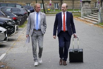 cntv Gerhard Delling TV Moderator mit Rechtsanwalt David Rieks auf dem Weg ins Gericht Block Prozess Am heutigen Prozesstag im Prozess um die angebliche Entf?hrung der Block Kinder kamen die beteiligten Angeklagten zeitlich und raeumlich voneinenader getrennt am Gericht an Hamburg 15.10.2025 Zuerst kam Stefan Hensel, dananch Christina Block mit ihrem Anwalt, Etws sp?ter betrat Gehrard Delling mit seinem Anwalt das Gericht. Zuletzt kam dann der Anwalt von Stefan Hensel. Gerhard Delling TV Moderator mit Rechtsanwalt David Rieks Christina Block Unternehmerin mit ihren Verteidiger Ingo Bott und ihre Verteidigerin Paula Wlodarek Ein Verfahrensbeteiligter kam wie zu jeder Verhandlung v?llig vermummt an. Stephan Hensel Ex-Ehemann und Vate-stock-foto