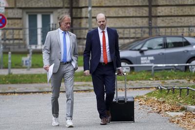 cntv Gerhard Delling TV Moderator mit Rechtsanwalt David Rieks auf dem Weg ins Gericht Block Prozess Am heutigen Prozesstag im Prozess um die angebliche Entf?hrung der Block Kinder kamen die beteiligten Angeklagten zeitlich und raeumlich voneinenader getrennt am Gericht an Hamburg 15.10.2025 Zuerst kam Stefan Hensel, dananch Christina Block mit ihrem Anwalt, Etws sp?ter betrat Gehrard Delling mit seinem Anwalt das Gericht. Zuletzt kam dann der Anwalt von Stefan Hensel. Gerhard Delling TV Moderator mit Rechtsanwalt David Rieks Christina Block Unternehmerin mit ihren Verteidiger Ingo Bott und ihre Verteidigerin Paula Wlodarek Ein Verfahrensbeteiligter kam wie zu jeder Verhandlung v?llig vermummt an. Stephan Hensel Ex-Ehemann und Vate-stock-foto