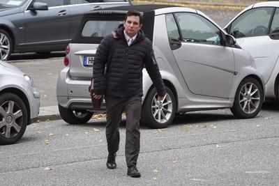 cntv Anwalt Philip von der Meden auf dem Weg ins Gericht Block Prozess Am heutigen Prozesstag im Prozess um die angebliche Entf?hrung der Block Kinder kamen die beteiligten Angeklagten zeitlich und raeumlich voneinenader getrennt am Gericht an Hamburg 15.10.2025 Zuerst kam Stefan Hensel, dananch Christina Block mit ihrem Anwalt, Etws sp?ter betrat Gehrard Delling mit seinem Anwalt das Gericht. Zuletzt kam dann der Anwalt von Stefan Hensel. Gerhard Delling TV Moderator mit Rechtsanwalt David Rieks Christina Block Unternehmerin mit ihren Verteidiger Ingo Bott und ihre Verteidigerin Paula Wlodarek Ein Verfahrensbeteiligter kam wie zu jeder Verhandlung v?llig vermummt an. Stephan Hensel Ex-Ehemann und Vater der Kinder von Christina Bl-stock-foto