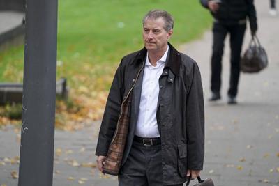 cntv Stephan Hensel Ex-Ehemann und Vater der Kinder von Christina Block auf dem Weg ins Gericht Block Prozess Am heutigen Prozesstag im Prozess um die angebliche Entf?hrung der Block Kinder kamen die beteiligten Angeklagten zeitlich und raeumlich voneinenader getrennt am Gericht an Hamburg 15.10.2025 Zuerst kam Stefan Hensel, dananch Christina Block mit ihrem Anwalt, Etws sp?ter betrat Gehrard Delling mit seinem Anwalt das Gericht. Zuletzt kam dann der Anwalt von Stefan Hensel. Gerhard Delling TV Moderator mit Rechtsanwalt David Rieks Christina Block Unternehmerin mit ihren Verteidiger Ingo Bott und ihre Verteidigerin Paula Wlodarek Ein Verfahrensbeteiligter kam wie zu jeder Verhandlung v?llig vermummt an. Stephan Hensel Ex-Ehemann-stock-foto