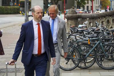 cntv Gerhard Delling TV Moderator mit Rechtsanwalt David Rieks auf dem Weg ins Gericht Block Prozess Am heutigen Prozesstag im Prozess um die angebliche Entf?hrung der Block Kinder kamen die beteiligten Angeklagten zeitlich und raeumlich voneinenader getrennt am Gericht an Hamburg 15.10.2025 Zuerst kam Stefan Hensel, dananch Christina Block mit ihrem Anwalt, Etws sp?ter betrat Gehrard Delling mit seinem Anwalt das Gericht. Zuletzt kam dann der Anwalt von Stefan Hensel. Gerhard Delling TV Moderator mit Rechtsanwalt David Rieks Christina Block Unternehmerin mit ihren Verteidiger Ingo Bott und ihre Verteidigerin Paula Wlodarek Ein Verfahrensbeteiligter kam wie zu jeder Verhandlung v?llig vermummt an. Stephan Hensel Ex-Ehemann und Vate-stock-foto