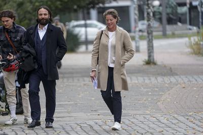 cntv Unternehmerin Christina Block mit ihren Verteidiger Ingo Bott auf dem Weg ins Gericht Block Prozess Am heutigen Prozesstag im Prozess um die angebliche Entf?hrung der Block Kinder kamen die beteiligten Angeklagten zeitlich und raeumlich voneinenader getrennt am Gericht an Hamburg 15.10.2025 Zuerst kam Stefan Hensel, dananch Christina Block mit ihrem Anwalt, Etws sp?ter betrat Gehrard Delling mit seinem Anwalt das Gericht. Zuletzt kam dann der Anwalt von Stefan Hensel. Gerhard Delling TV Moderator mit Rechtsanwalt David Rieks Christina Block Unternehmerin mit ihren Verteidiger Ingo Bott und ihre Verteidigerin Paula Wlodarek Ein Verfahrensbeteiligter kam wie zu jeder Verhandlung v?llig vermummt an. Stephan Hensel Ex-Ehemann und-stock-foto